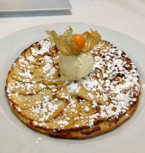 tarta fina de manzana con helado de vainilla